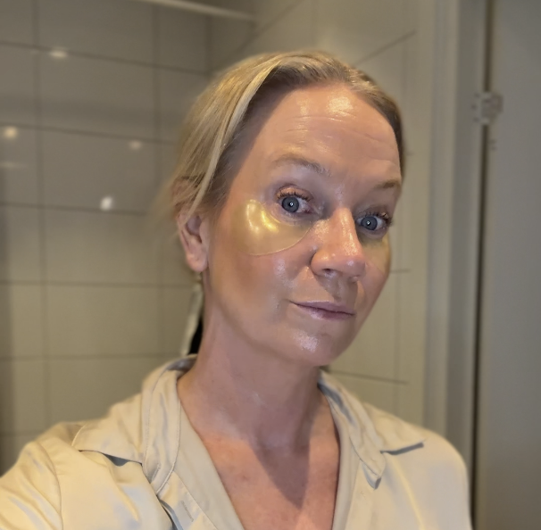 Kvinna som brukar Clearskins ögonmasker